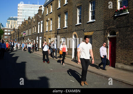 London, UK. Donnerstag, 9. Juli 2015. U-Bahn und Zug Streiks verursachte Elend für Pendler mit dem gesamten Londoner U-Bahn Netz herunter und viele Schiene Dienstleistungen annulliert. Der Streik war aus Protest auf längere Arbeitszeiten, angekündigt durch das Rohrsystem, die ganze Nacht am Wochenende offen sein. Statt mit den öffentlichen Verkehrsmitteln, beschlossen viele Menschen, dass es am besten zu Fuß, die was normalerweise ruhige Straßen beschäftigt mit Arbeiter Heimweg gemacht. Stockfoto