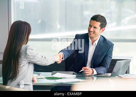 Geschäftsmann Händeschütteln mit client Stockfoto