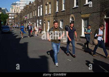 London, UK. Donnerstag, 9. Juli 2015. U-Bahn und Zug Streiks verursachte Elend für Pendler mit dem gesamten Londoner U-Bahn Netz herunter und viele Schiene Dienstleistungen annulliert. Der Streik war aus Protest auf längere Arbeitszeiten, angekündigt durch das Rohrsystem, die ganze Nacht am Wochenende offen sein. Statt mit den öffentlichen Verkehrsmitteln, beschlossen viele Menschen, dass es am besten zu Fuß, die was normalerweise ruhige Straßen beschäftigt mit Arbeiter Heimweg gemacht. Stockfoto