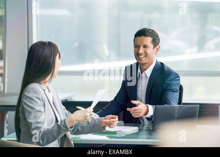 Rechtsanwalt Überprüfung Dokument mit client Stockfoto