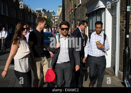 London, UK. Donnerstag, 9. Juli 2015. U-Bahn und Zug Streiks verursachte Elend für Pendler mit dem gesamten Londoner U-Bahn Netz herunter und viele Schiene Dienstleistungen annulliert. Der Streik war aus Protest auf längere Arbeitszeiten, angekündigt durch das Rohrsystem, die ganze Nacht am Wochenende offen sein. Statt mit den öffentlichen Verkehrsmitteln, beschlossen viele Menschen, dass es am besten zu Fuß, die was normalerweise ruhige Straßen beschäftigt mit Arbeiter Heimweg gemacht. Stockfoto