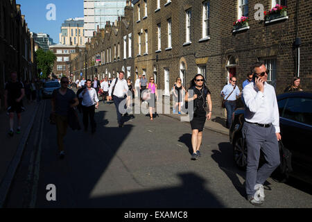 London, UK. Donnerstag, 9. Juli 2015. U-Bahn und Zug Streiks verursachte Elend für Pendler mit dem gesamten Londoner U-Bahn Netz herunter und viele Schiene Dienstleistungen annulliert. Der Streik war aus Protest auf längere Arbeitszeiten, angekündigt durch das Rohrsystem, die ganze Nacht am Wochenende offen sein. Statt mit den öffentlichen Verkehrsmitteln, beschlossen viele Menschen, dass es am besten zu Fuß, die was normalerweise ruhige Straßen beschäftigt mit Arbeiter Heimweg gemacht. Stockfoto