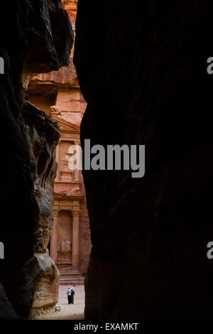 Petra, Jordanien, 8. Juni. Ein paar Touristen nachschlagen in Petras Schatzkammer. Stockfoto