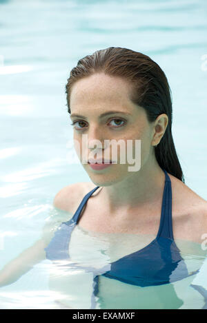 Frau im Schwimmbad, Porträt Stockfoto