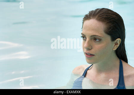 Frau Entspannung im Schwimmbad Stockfoto