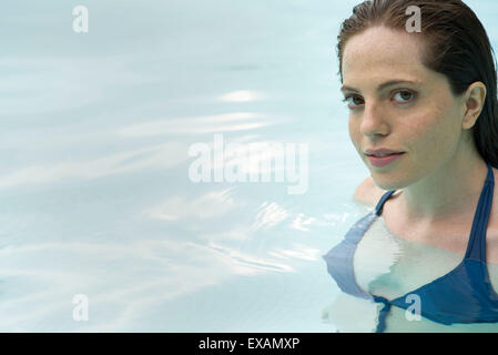 Frau Entspannung im Schwimmbad Stockfoto