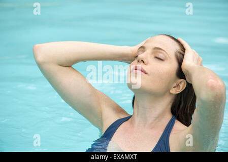 Frau Entspannung im Schwimmbad Stockfoto