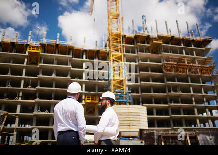 Junge Architekten diskutieren ihre Vorstellungen vom Neubau auf Outdoor-Treffen Stockfoto