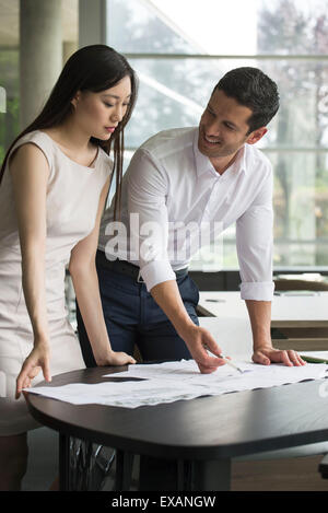 Geschäftsleute, die gemeinsam am Projekt Stockfoto