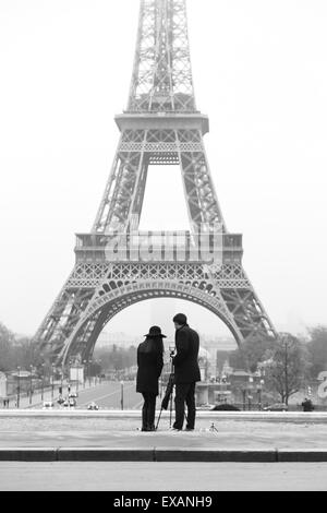 Paar nehmen Foto vom Eiffelturm in Paris. Stockfoto