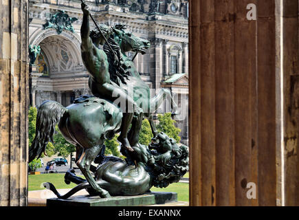 Deutschland, Berlin: Pferdesport-Skulptur 'Lion Fighter' am Eingang des alten Museums Stockfoto