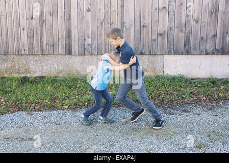 Brüder rau Wohnraum im freien Stockfoto