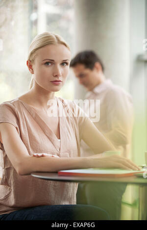 Frau unter Kaffeepause Stockfoto