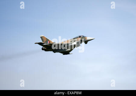 Goodwood, UK. 28. Juni 2015. Ein RAF - Typhoon FGR4 Flugzeugs in der Luftschlacht um England Farben beim Festival der Geschwindigkeit 2015. Stockfoto