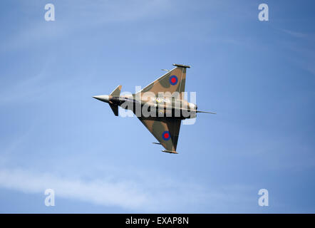 Goodwood, UK. 28. Juni 2015. Ein RAF - Typhoon FGR4 Flugzeugs in der Luftschlacht um England Farben beim Festival der Geschwindigkeit 2015. Stockfoto