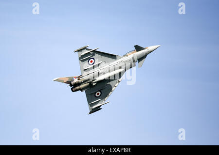 Goodwood, UK. 28. Juni 2015. Ein RAF - Typhoon FGR4 Flugzeugs in der Luftschlacht um England Farben beim Festival der Geschwindigkeit 2015. Stockfoto