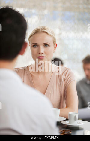 Kaffeetrinken im Café mit Mann Frau Stockfoto