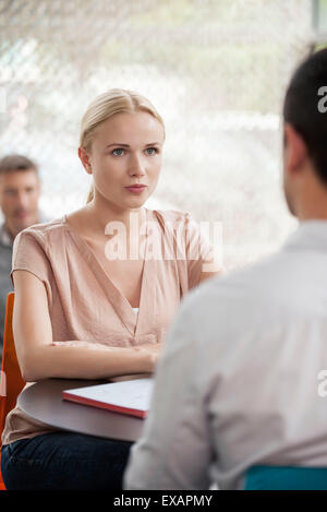 Frau, die informelles Treffen mit Kollegen Stockfoto