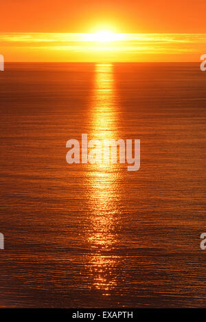 Sunrise-Landschaft am Meer, mit der Sonne im goldenen Wasser spiegeln Stockfoto