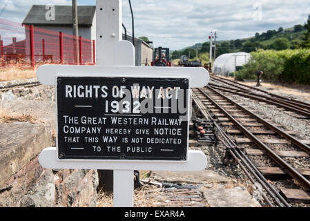 Wegerechte Gesetz Zeichen, Bala Lake Railway, Wales Stockfoto