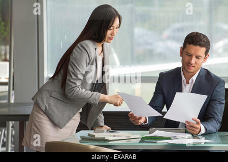 Geschäftspartnern Dokumente überprüfen Stockfoto