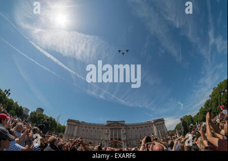 Buckingham Palace, London UK. 10. Juli 2015. 75. Jahrestag der Luftschlacht um England zeichnet sich durch einen Überflug über Buckingham Palace von Flugzeugen die Battle of Britain Flight und RAF-Jets. Bildnachweis: Malcolm Park Leitartikel/Alamy Live-Nachrichten Stockfoto