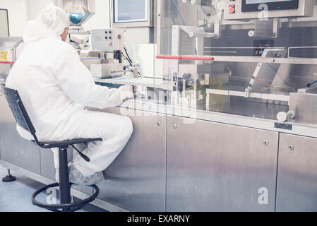 Arbeitnehmer Überwachung industrieller Pille Verpackungsmaschinen Stockfoto