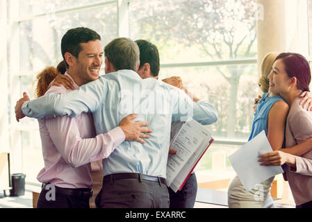 Geschäftspartnern feiern Teamerfolg Stockfoto