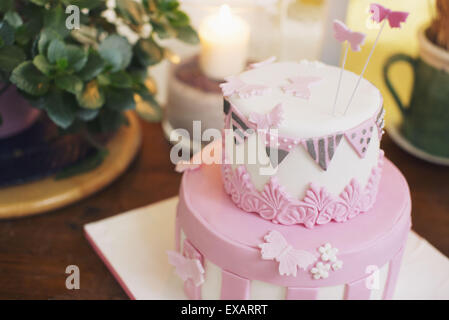 Geburtstagstorte mit Fondant Schmetterlingen verziert Stockfoto