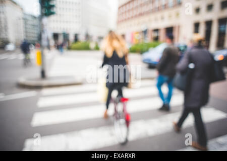 Mailand-Stadtlandschaft, die farbigen Hintergrund unscharf Stockfoto