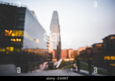 Mailand-Stadtlandschaft, die farbigen Hintergrund unscharf Stockfoto