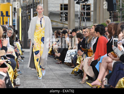 Ein Modell stellt eine Schöpfung des Modelabels Lala während der Fashion Woche Berlin Offsite-Show in Berlin, Deutschland, 9. Juli 2015.  Während der Berlin Fashion Week vom 07. bis 10. Juli werden die Kollektionen für Frühjahr/Sommer 2016 vorgestellt. Foto: Jens Kalaene/dpa Stockfoto