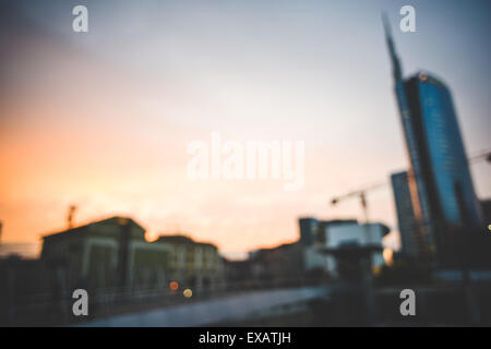 Mailand-Stadtlandschaft, die farbigen Hintergrund unscharf Stockfoto