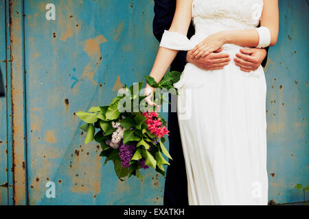 Bräutigam schmiegt sich an seine Braut, mittlere Nahaufnahme Stockfoto
