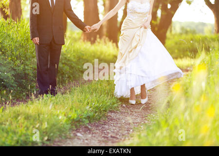 Braut und Bräutigam, Spaziergang in der Natur Stockfoto
