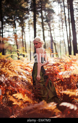 junge Frau mit Kleid im Wald Stockfoto