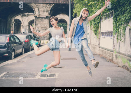 paar Freunde junger Mann und Frau in der Stadt Stockfoto