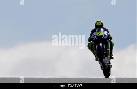 Hohenstein-Ernstthal, Deutschland. 10. Juli 2015. Italienischen MotoGP-Pilot Valentino Rossi von Movistar Yamaha MotoGP-Team zieht einen Wheelie im ersten freien Training in der Motorrad-Grand-Prix auf dem Sachsenring in Hohenstein-Ernstthal, Deutschland, 10. Juli 2015. Foto: JAN WOITAS/DPA/Alamy Live-Nachrichten Stockfoto