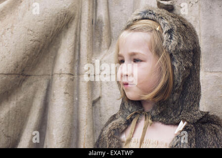 Kleines Mädchen mit Kapuze Fell Mantel im Freien tragen, Porträt Stockfoto