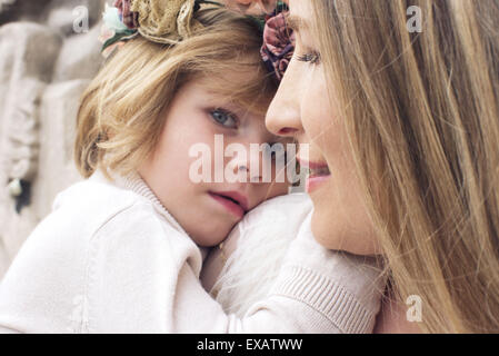 Kleines Mädchen den Kopf auf ihre Mutter Schulter ruht Stockfoto