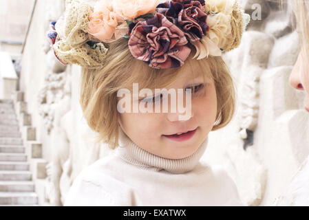 Kleine Mädchen tragen Blumen Kranz, portrait Stockfoto