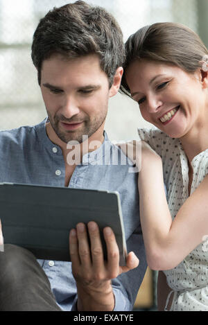 Paar mit digital-Tablette zusammen zu Hause Stockfoto