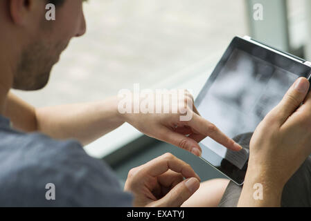 Paar mit digital-Tablette zusammen, beschnitten Stockfoto