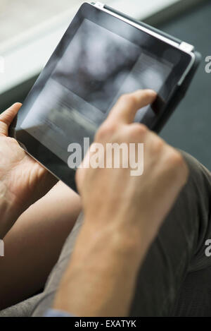 Mann mit digital-Tablette, beschnitten Stockfoto