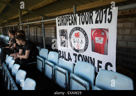 Eine Gruppe von heimischen Fans mit einem Banner gerade die erste Halbzeit-Aktion im Zeittraining die Europa League erste Runde, zweite Bein Unentschieden zwischen Bala Town aus Wales und FC Differdange 03 von Luxemburg. Es war der walisische Club zweite Staffel des Europäischen Wettbewerbs, und aufgrund der Boden-Vorschriften, die das Spiel am nahe gelegenen Belle Vue, Heimat von Rhyl FC gespielt wurde. Die Gäste gewannen die Krawatte 4-3 auf Aggregat durch einen Last-Minute Auswärtstor von Omar Er Rafik, in einem Spiel von 1039 Fans sahen und zum türkische Riesen Trabzonspor in der nächsten Runde zu spielen. Stockfoto