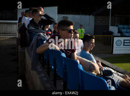 Eine Gruppe von heimischen Fans, die gerade die erste Halbzeit-Aktion im Zeittraining die Europa League erste Runde, zweite Bein Unentschieden zwischen Bala Town aus Wales und FC Differdange 03 von Luxemburg. Es war der walisische Club zweite Staffel des Europäischen Wettbewerbs, und aufgrund der Boden-Vorschriften, die das Spiel am nahe gelegenen Belle Vue, Heimat von Rhyl FC gespielt wurde. Die Gäste gewannen die Krawatte 4-3 auf Aggregat durch einen Last-Minute Auswärtstor von Omar Er Rafik, in einem Spiel von 1039 Fans sahen und zum türkische Riesen Trabzonspor in der nächsten Runde zu spielen. Stockfoto