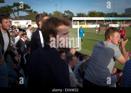 Eine Gruppe von heimischen Fans, die gerade die erste Halbzeit-Aktion im Zeittraining die Europa League erste Runde, zweite Bein Unentschieden zwischen Bala Town aus Wales und FC Differdange 03 von Luxemburg. Es war der walisische Club zweite Staffel des Europäischen Wettbewerbs, und aufgrund der Boden-Vorschriften, die das Spiel am nahe gelegenen Belle Vue, Heimat von Rhyl FC gespielt wurde. Die Gäste gewannen die Krawatte 4-3 auf Aggregat durch einen Last-Minute Auswärtstor von Omar Er Rafik, in einem Spiel von 1039 Fans sahen und zum türkische Riesen Trabzonspor in der nächsten Runde zu spielen. Stockfoto