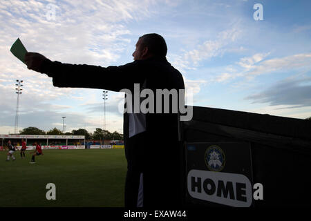 Home-Manager Colin Caton gerade die Aktion während der zweiten Hälfte der ersten Qualifikation Europa League Runde, zweite Bein Unentschieden zwischen Bala Town aus Wales und FC Differdange 03 von Luxemburg. Es war der walisische Club zweite Staffel des Europäischen Wettbewerbs, und aufgrund der Boden-Vorschriften, die das Spiel am nahe gelegenen Belle Vue, Heimat von Rhyl FC gespielt wurde. Die Gäste gewannen die Krawatte 4-3 auf Aggregat durch einen Last-Minute Auswärtstor von Omar Er Rafik, in einem Spiel von 1039 Fans sahen und zum türkische Riesen Trabzonspor in der nächsten Runde zu spielen. Stockfoto