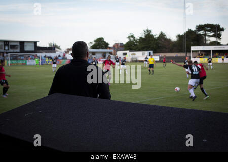 Home-Manager Colin Caton gerade die Aktion während der zweiten Hälfte der ersten Qualifikation Europa League Runde, zweite Bein Unentschieden zwischen Bala Town aus Wales und FC Differdange 03 von Luxemburg. Es war der walisische Club zweite Staffel des Europäischen Wettbewerbs, und aufgrund der Boden-Vorschriften, die das Spiel am nahe gelegenen Belle Vue, Heimat von Rhyl FC gespielt wurde. Die Gäste gewannen die Krawatte 4-3 auf Aggregat durch einen Last-Minute Auswärtstor von Omar Er Rafik, in einem Spiel von 1039 Fans sahen und zum türkische Riesen Trabzonspor in der nächsten Runde zu spielen. Stockfoto