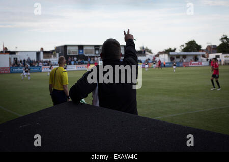 Home-Manager Colin Caton gerade die Aktion während der Nachspielzeit in der zweiten Hälfte der ersten Qualifikation Europa League Runde, zweite Bein Unentschieden zwischen Bala Town aus Wales und FC Differdange 03 von Luxemburg. Es war der walisische Club zweite Staffel des Europäischen Wettbewerbs, und aufgrund der Boden-Vorschriften, die das Spiel am nahe gelegenen Belle Vue, Heimat von Rhyl FC gespielt wurde. Die Gäste gewannen die Krawatte 4-3 auf Aggregat durch einen Last-Minute Auswärtstor von Omar Er Rafik, in einem Spiel von 1039 Fans sahen und zum türkische Riesen Trabzonspor in der nächsten Runde zu spielen. Stockfoto